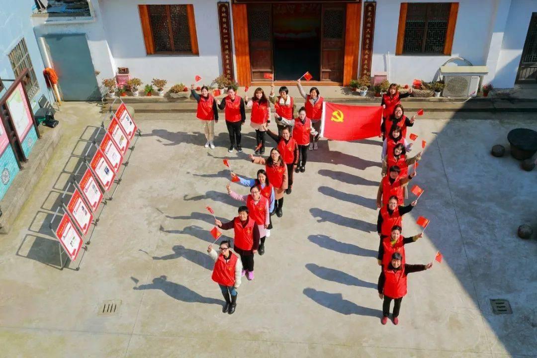 女生一个人住，该不该跟男邻居有过多来往？需要注意些什么呢？游戏画面